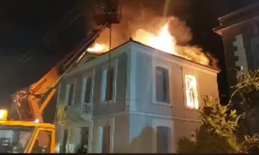 Λέσβος: Φωτιά ξέσπασε σε αρχοντικό μετά από «χτύπημα» κεραυνού